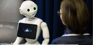 Szociális robot emberrel lép interakcióba.