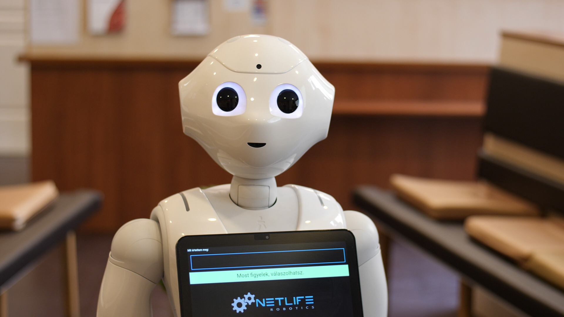 Pepper típusú humanoid robot a BMC rendelőben, 2020 áprilisában.
